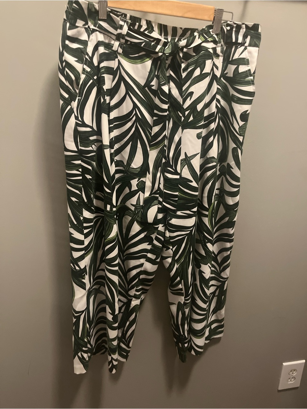 Palm Leaf Printed Wide-Leg Capris - White & Green